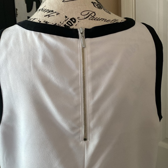 White House Black Market - Black & White Crop Dressy Blouse w/ Zipper Back 🖤🤍 - Picture 4 of 6